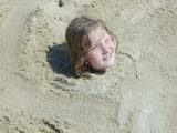 А детей луше закопать в песок, чтобы не мешали....